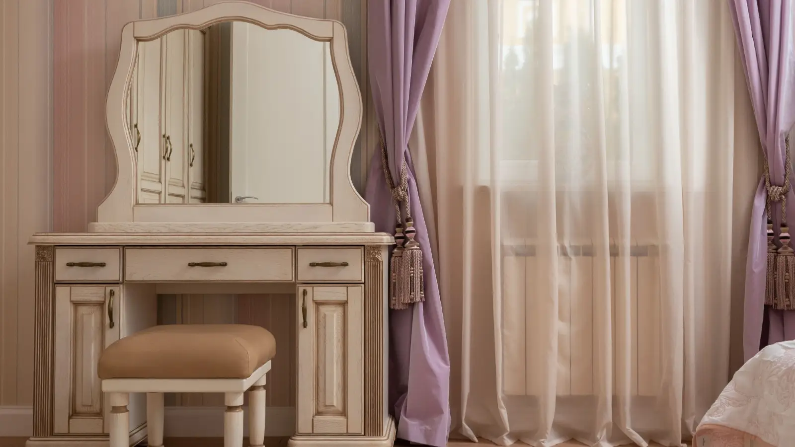 Bespoke dressing tables built in Dubai to your exact space.